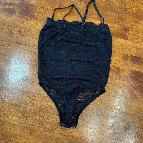 Pretty Little Thing Black lace cami bodysuit size 4 - Picture 4 of 4
